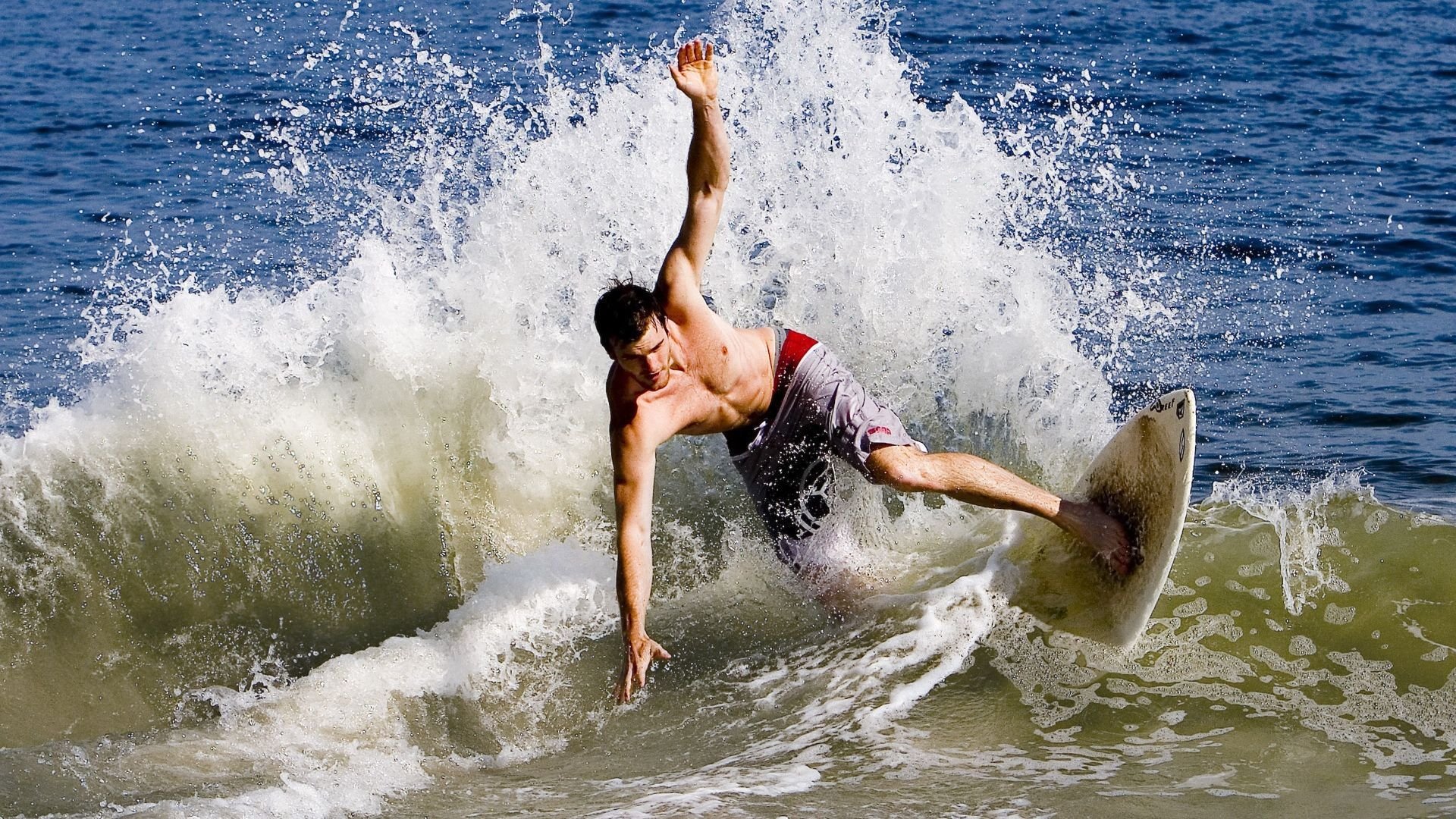 出色发挥首场状态出色，MAD观众沸腾！，詹姆斯重返赛场赛场气氛高涨